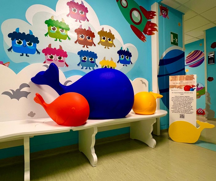 &quot;The Rainbow whales&quot;, 100 balene colorate per l'ospedale Regina Margherita