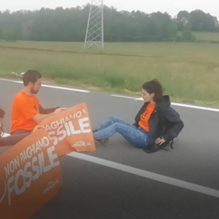 protesta ambientalisti in mezzo alla strada