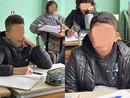 Ragazzi in classe con giubbotti pesanti