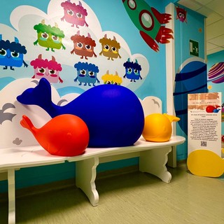 &quot;The Rainbow whales&quot;, 100 balene colorate per l'ospedale Regina Margherita