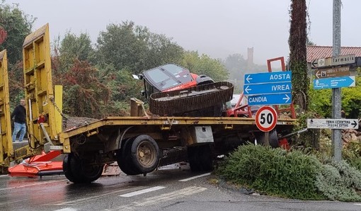 Motrice rischia di ribaltarsi trasportando un grosso escavatore: strada bloccata a Candia