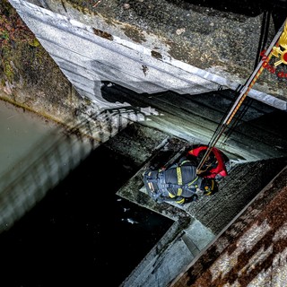 Finisce nelle gelide acque della Dora, portato in salvo dai Vigili del Fuoco