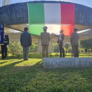 Scolorito e rovinato, il monumento all'Autiere di corso Unità torna al suo antico splendore