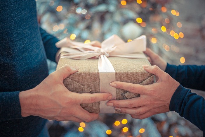 Torinesi specialisti del regalo all'ultimo minuto: sei su dieci lo comprano tra oggi e domani