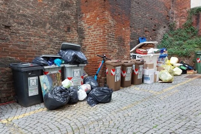 Moncalieri fa ancora i conti con gli incivili e i 'furbetti dei rifiuti'