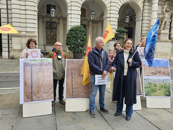 Consumo di suolo, a Torino i Radicali Italiani suonano la sveglia a Meloni: &quot;Un anno di diritti negati&quot; [VIDEO]