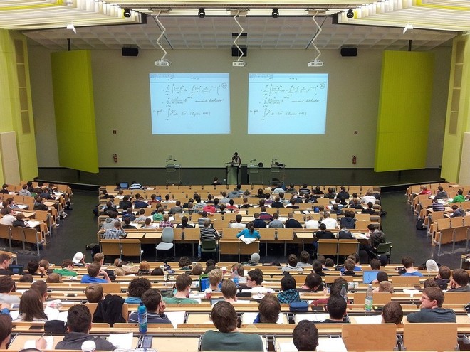 aula piena di studenti