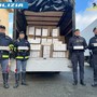 forze dell'ordine davanti a un camion con carico in evidenza