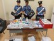 carabinieri con tavolo di oggetti sequestrati