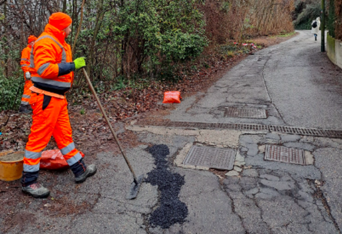 Manutenzione strade: partiti i lavori per coprire crepe e buche in strada Santa Lucia