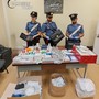 carabinieri con tavolo di oggetti sequestrati