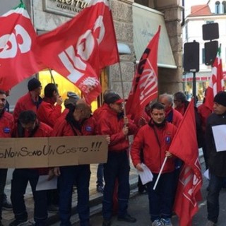 manifestazione sindacale con bandiere