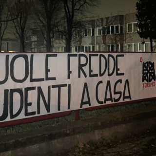 &quot;Scuole fredde, studenti a casa&quot;, lo striscione di Azione studentesca davanti al Curie-Vittorini di Grugliasco