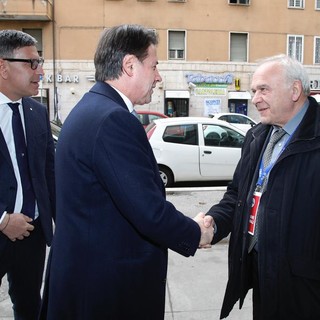 Stretta di mano tra Giuseppe Conte e Bruno Scanferla