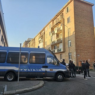 Sgombero in corso nel palazzo occupato di via Aosta, casa di disperati [VIDEO E FOTO]