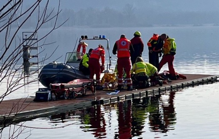 Aliante finisce nelle acque di un lago nel Varesotto, grave 53enne torinese