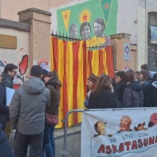 Askatasuna: gli antagonisti accolgono i consiglieri comunali da striscioni e proteste