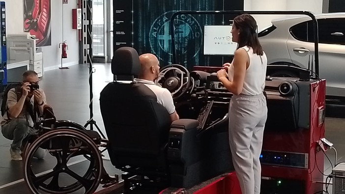 Un simulatore Alfa Romeo Tonale per i guidatori con disabilità: Stellantis lancia la novità a partire da Torino