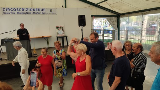 Una partita a petanque e un giro in balera: Lo Russo in visita in piazza D'Armi