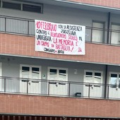 striscione appeso all'università