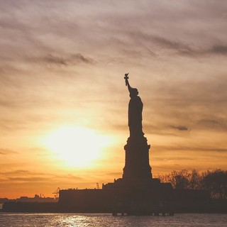 Statua della libertà al tramonto