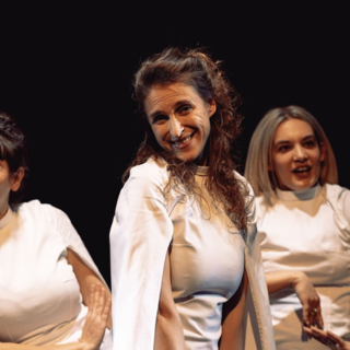 spettacolo teatrale con donne in scena