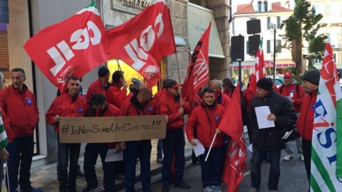 manifestazione sindacale con bandiere