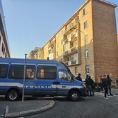 Sgombero in corso nel palazzo occupato di via Aosta, casa di disperati [VIDEO E FOTO]