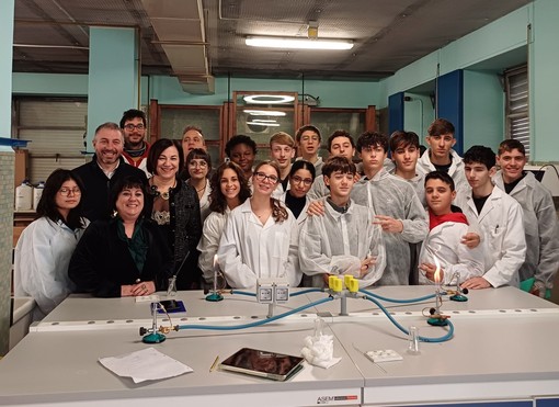 Istituto Luigi Casale, visita del vicesindaco metropolitano Suppo alla scuola che forma i chimici del futuro