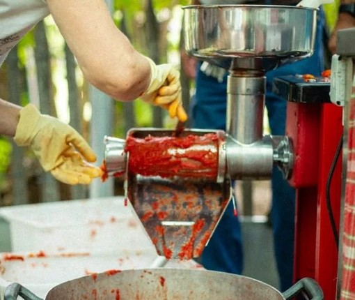 A Mirafiori Sud si lancia la passata di pomodoro comunitaria e solidale