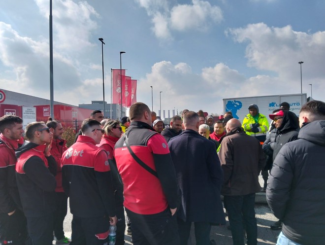 Sciopero degli operatori della logistica a Settimo Torinese