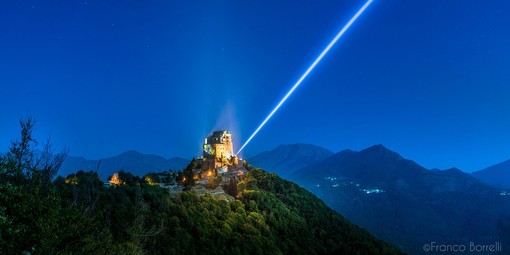 Val di Susa, da stasera per una settimana la Sacra di San Michele sarà illuminata dalla &quot;Spada d Luce&quot; dell'Arcangelo