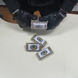 carabinieri con droga sequestrata