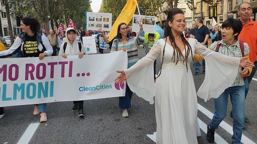 Manifestazione con attivisti per l'ambiente