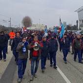 sciopero degli operai in corteo