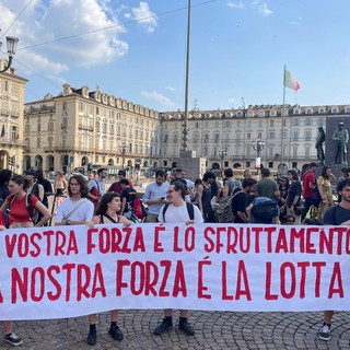 Manifestazione di lavoratori davanti alla Prefettura