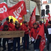 manifestazione sindacale con bandiere