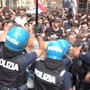 Polizia e militari scendono in piazza &quot;contro le violenze e le strumentalizzazioni&quot;