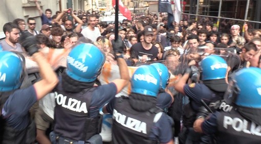 Polizia e militari scendono in piazza &quot;contro le violenze e le strumentalizzazioni&quot;