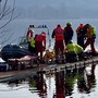 Aliante finisce nelle acque di un lago nel Varesotto, grave 53enne torinese