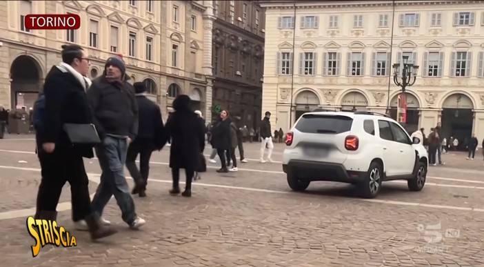 auto nella piazza centrale di Torino