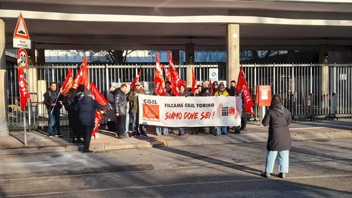 manifestazione di protesta con striscioni