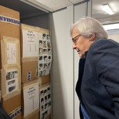 Vittorio Sgarbi osserva i beni dell'Archivio