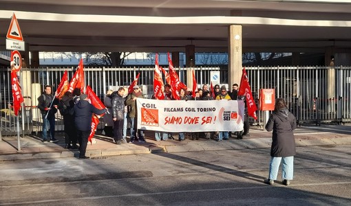 manifestazione di protesta con striscioni