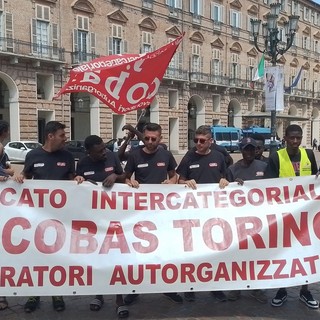 Protesta davanti alla Prefettura