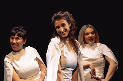 spettacolo teatrale con donne in scena