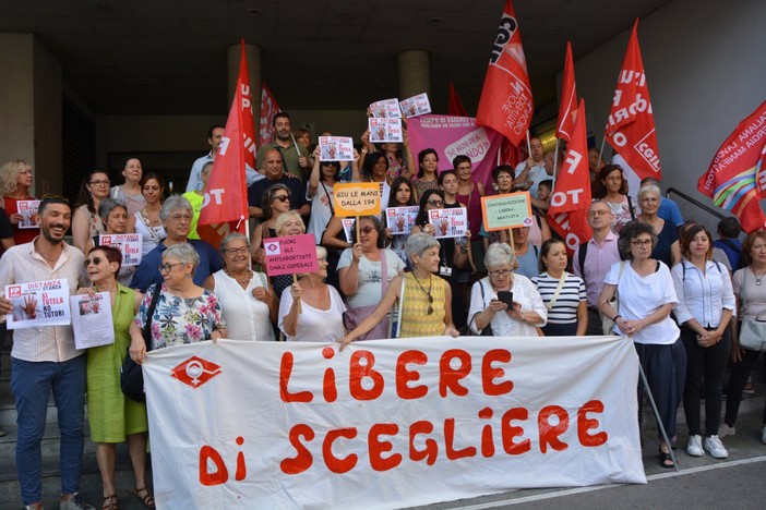 Manifestazione al Sant'Anna contro la stanza &quot;anti-aborto&quot;, ma Marrone insiste: &quot;Noi andiamo avanti&quot;