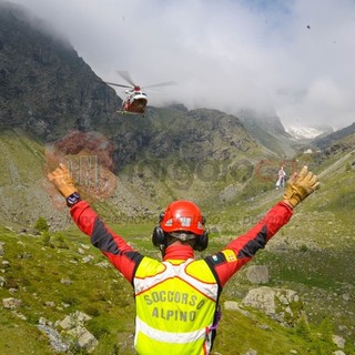 Un salvataggio in quota con la barella calata dalla Mole: così il Soccorso Alpino celebra i suoi primi 70 anni