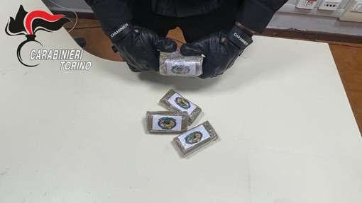 carabinieri con droga sequestrata