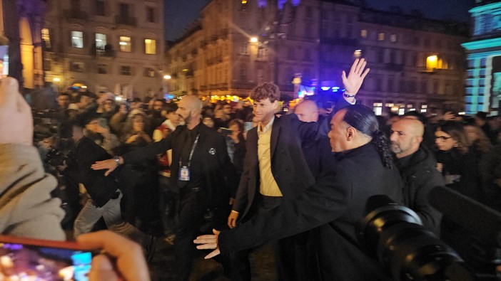 Bagno di folla in piazza Carlo Alberto per il blue carpet dei tennisti: Sinner il più acclamato [FOTO E VIDEO]